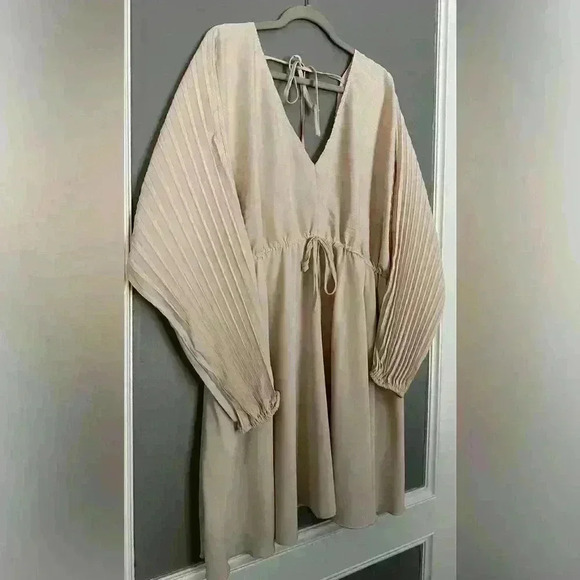 Boohoo Batwing Pleated Skater Dress (310) - Picture 5 of 10